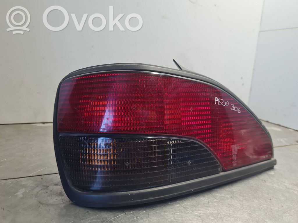 Peugeot 306 Galinis žibintas kėbule 