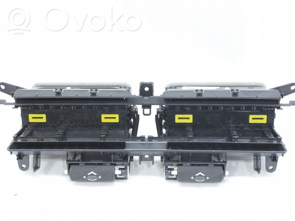 BMW M5 G90 Dysze / Kratki środkowego nawiewu deski rozdzielczej 