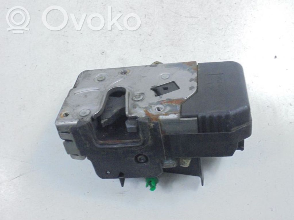 Opel Vectra B Priekšpusē slēdzene 