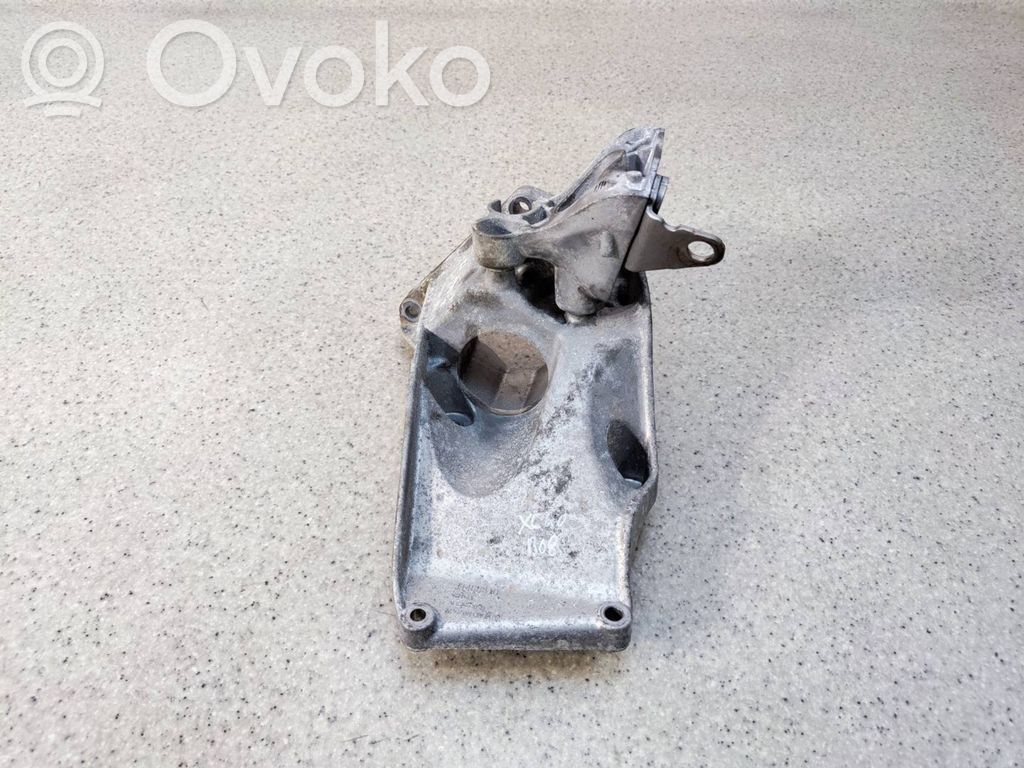 Volvo XC40 Engine mounting bracket 