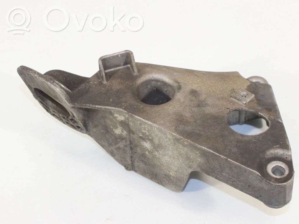 Engine mounting bracket   6777058,13807410