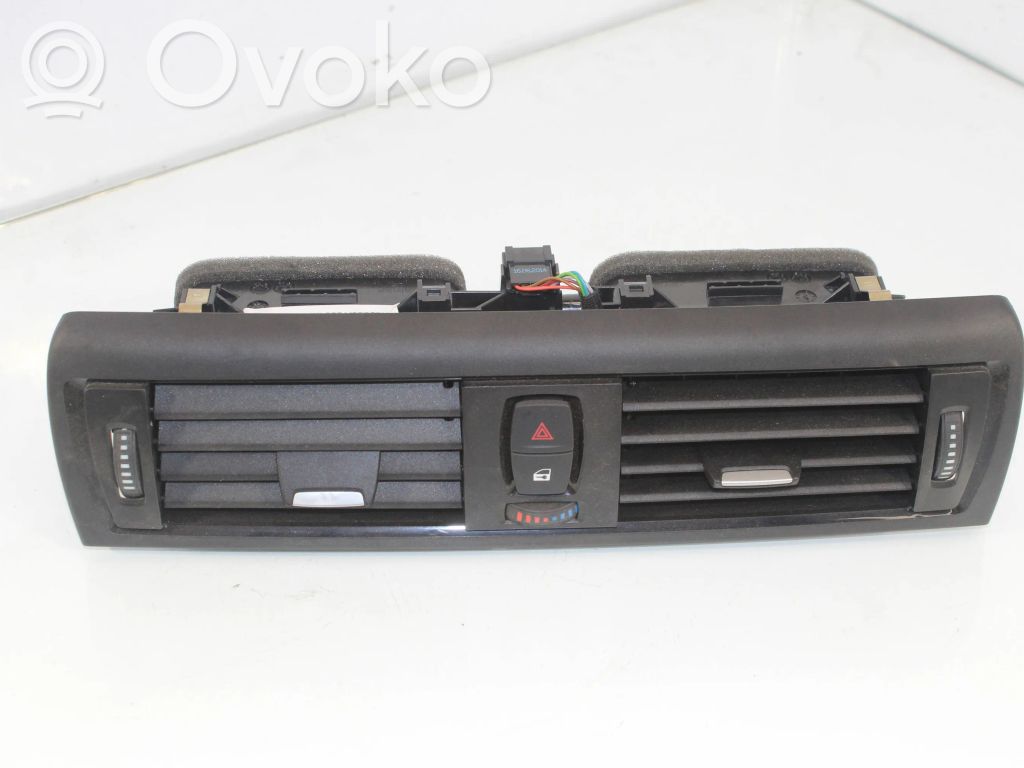 BMW 2 F22 F23 Dysze / Kratki środkowego nawiewu deski rozdzielczej 