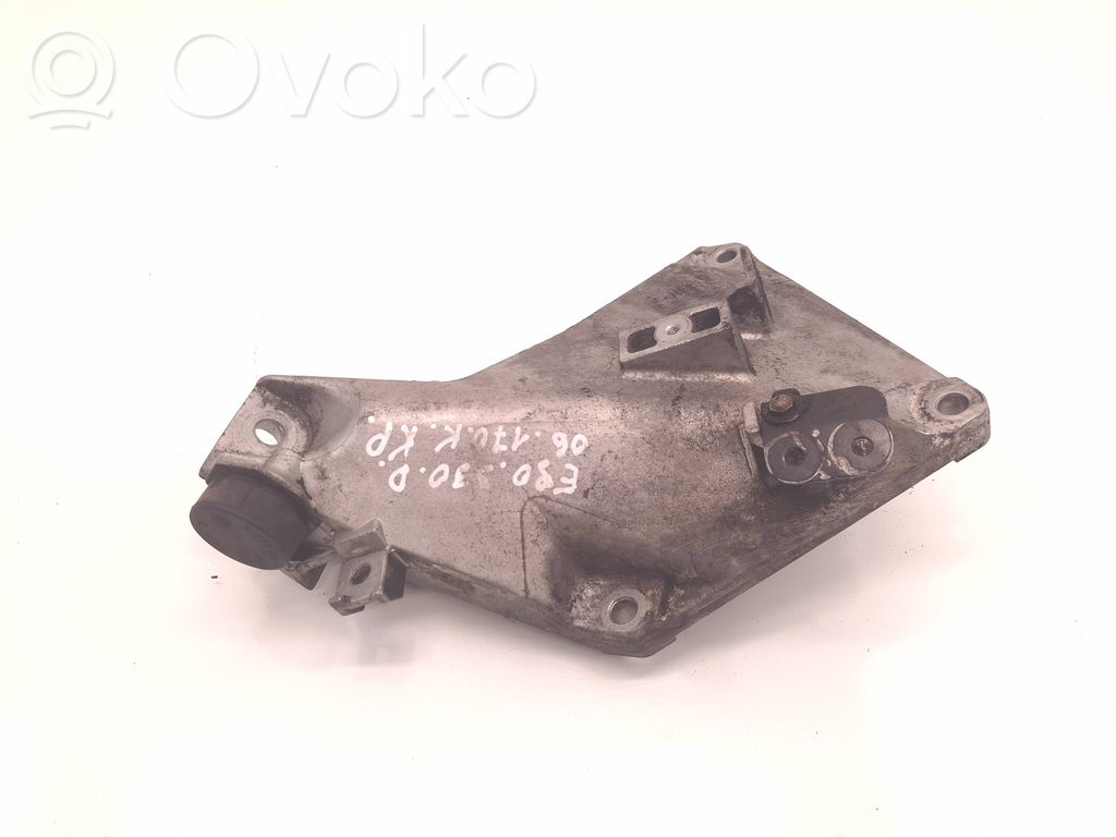 BMW 3 E90 E91 Engine mounting bracket 