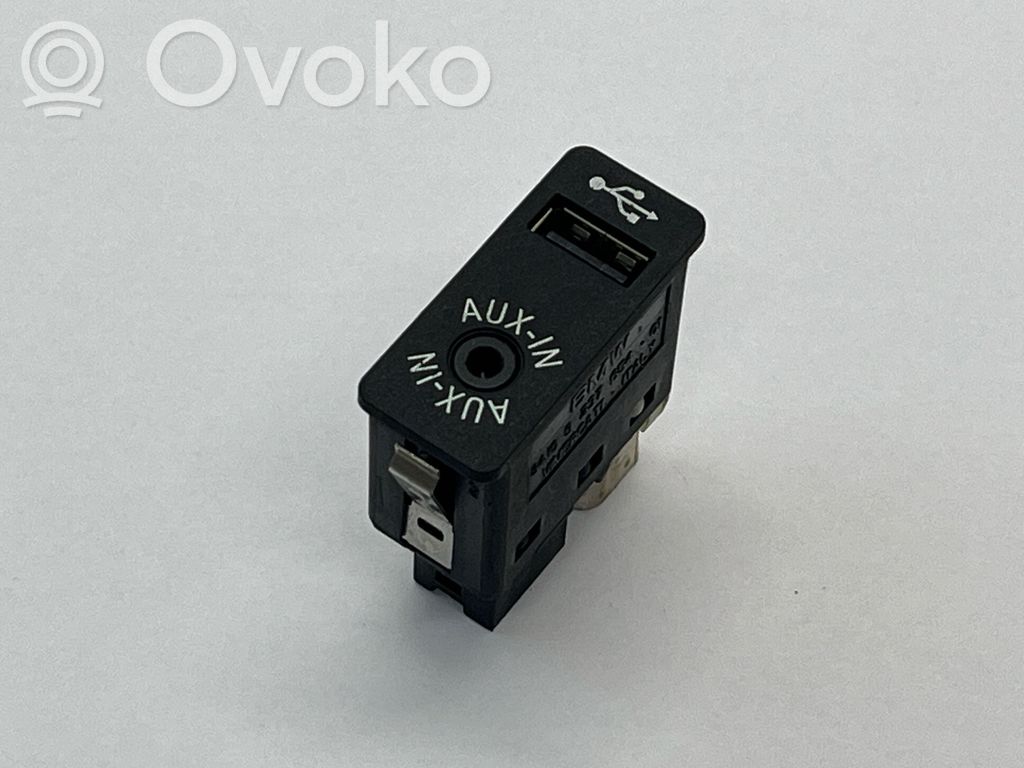 BMW 5 E60 E61 USB socket connector 