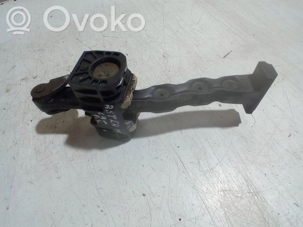 Opel Astra H Etuoven pidätin 