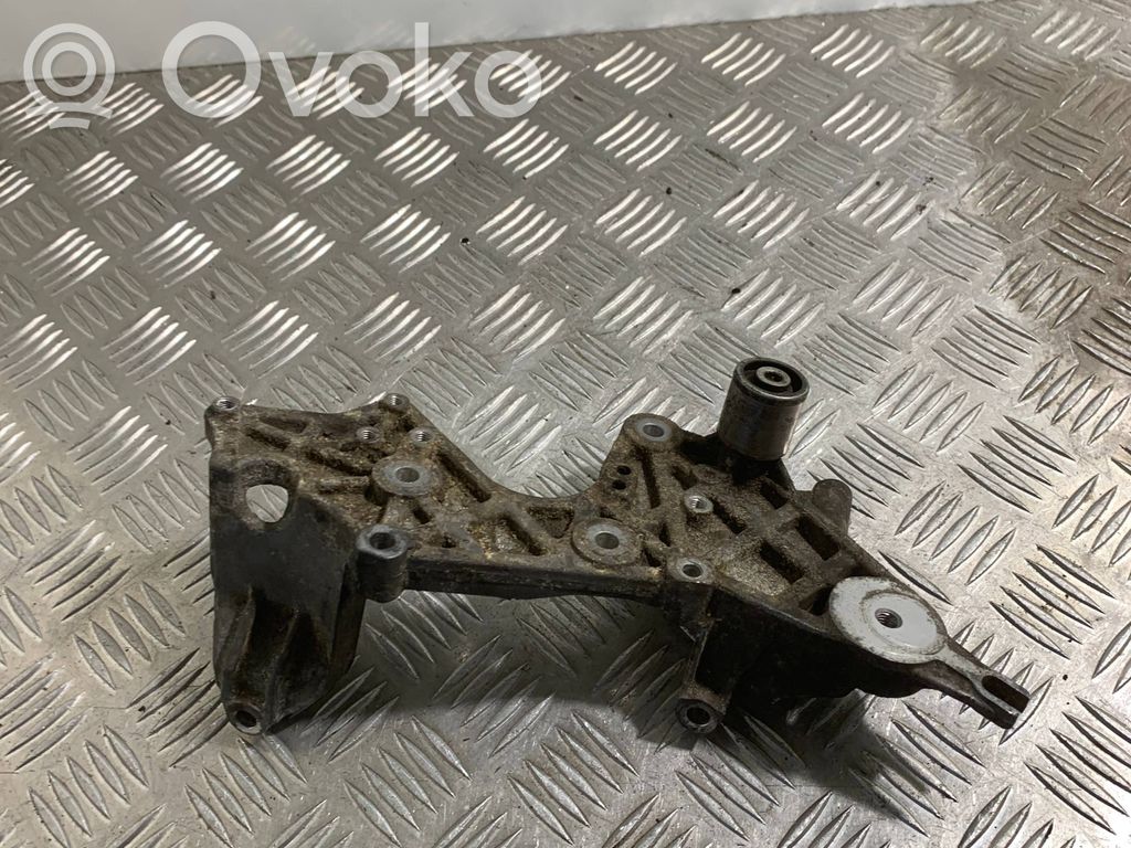 Support pompe injection à carburant   059130147P