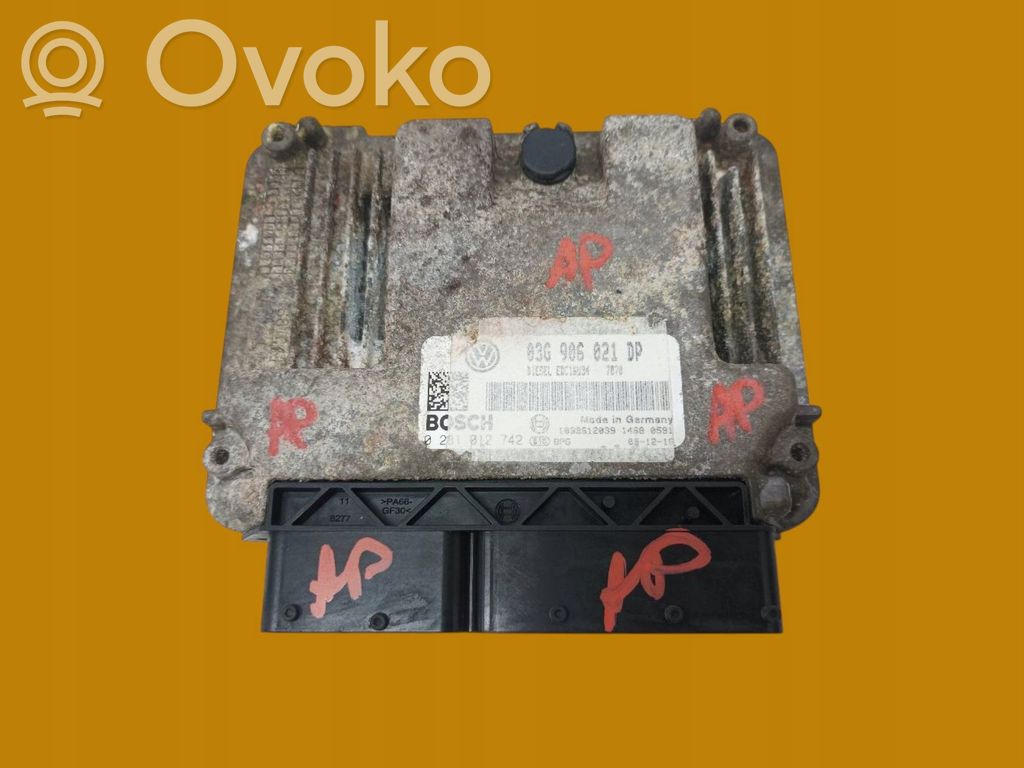 Volkswagen PASSAT B6 Dzinēja vadības bloks 