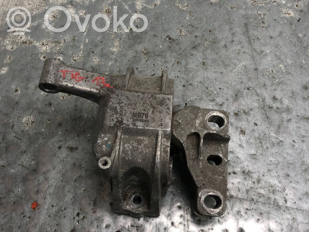 Volkswagen Tiguan Engine mount bracket 