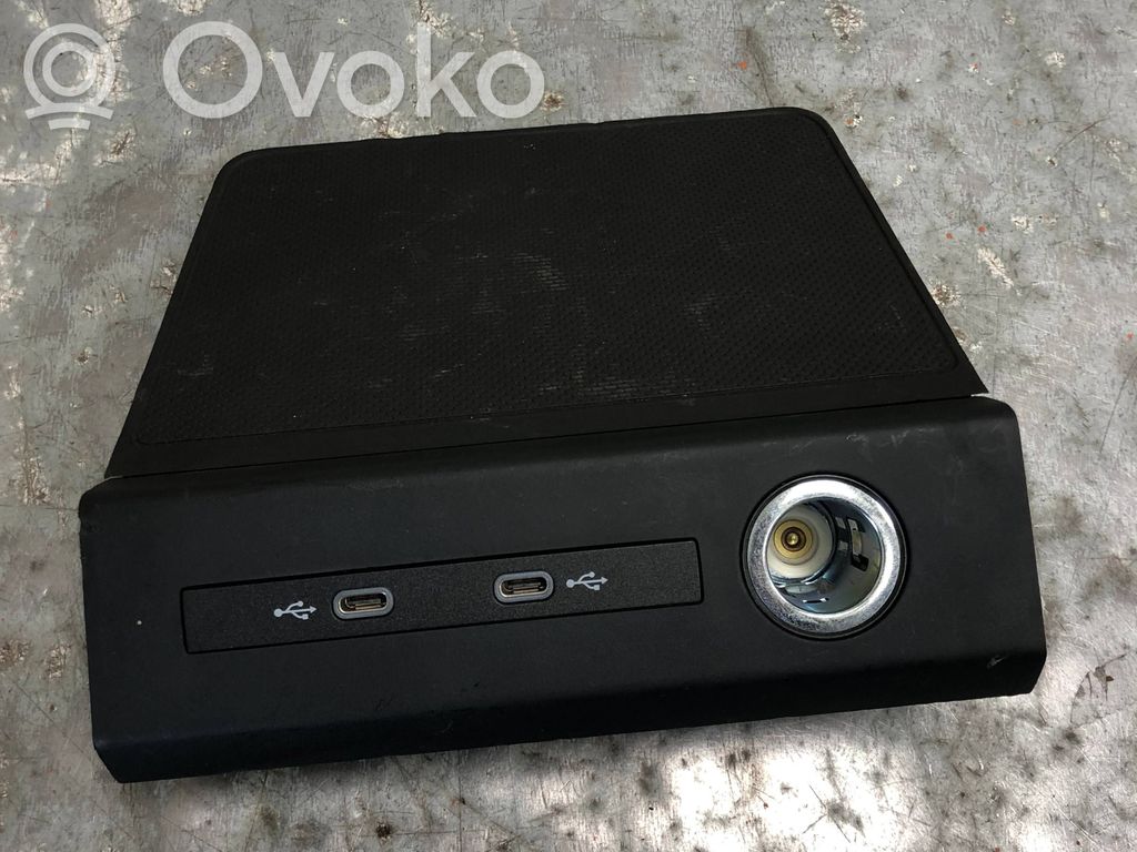 Audi Q4 e-tron USB jungtis 
