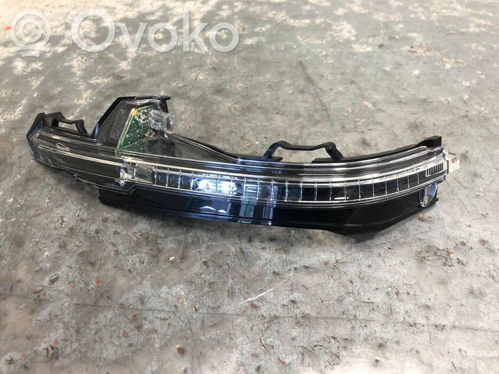Audi Q7 4M Kierunkowskaz na lusterko boczne 