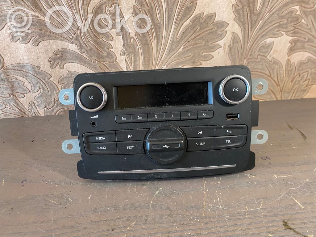 Dacia Duster Radio/CD/DVD/GPS head unit 