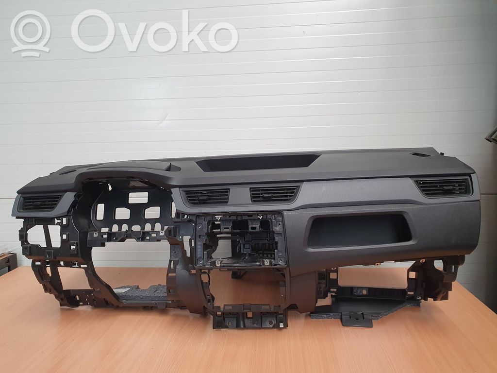 Dashboard   668816160R,313007928