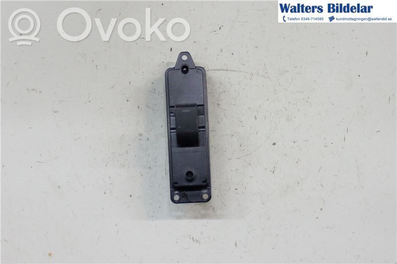 Electric window control switch   GS1E66380
