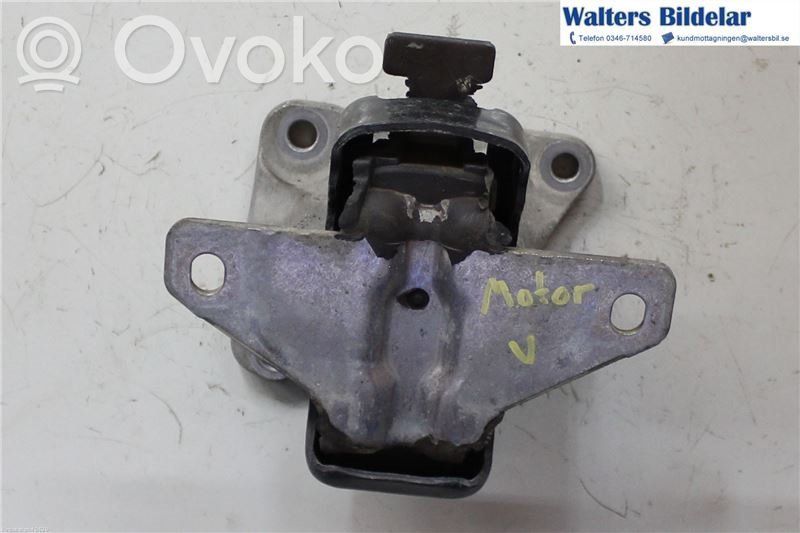 Volkswagen Amarok Engine mounting bracket 