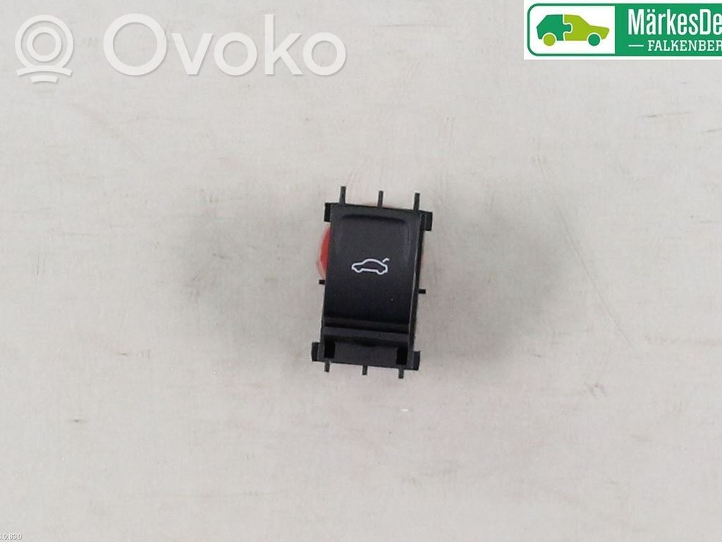 Volkswagen PASSAT B8 Botón interruptor de maletero abierto