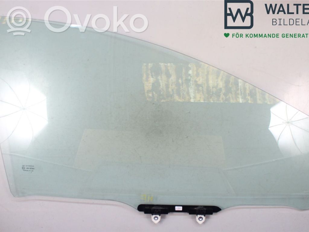 Toyota Yaris XP210 Szyba drzwi przednich 