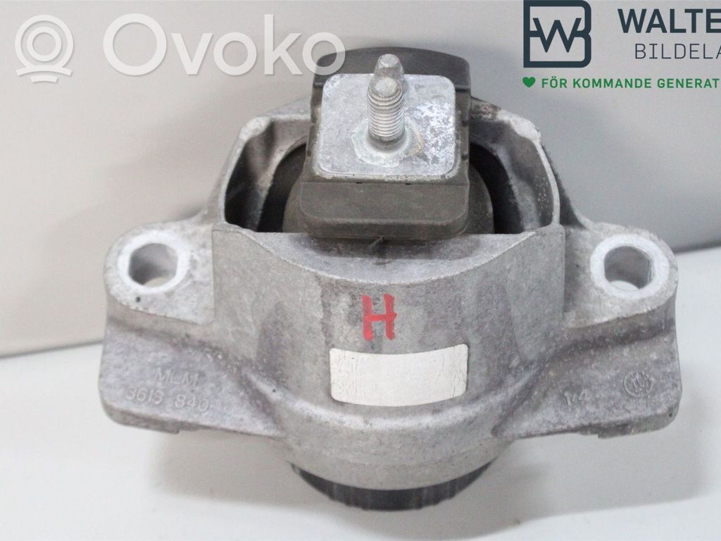 Jaguar XE Engine mounting bracket 