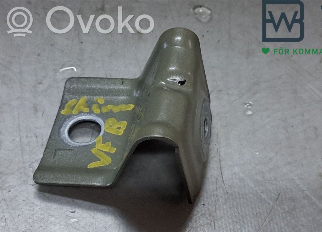 Volkswagen Golf VIII Uchwyt / Mocowanie błotnika przedniego 