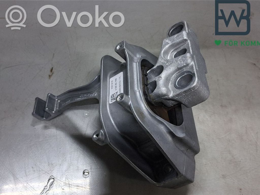 Volkswagen Tiguan Engine mount bracket 