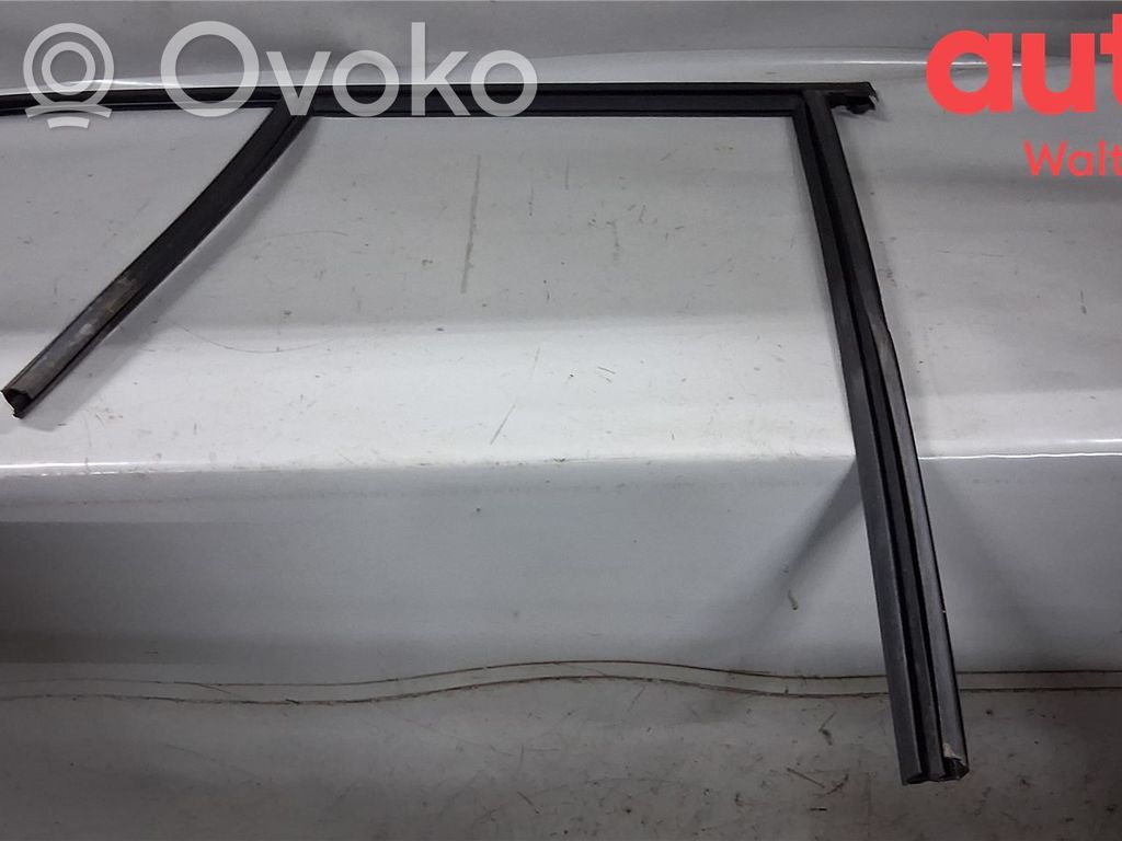 Volvo XC40 Listwa szyby drzwi przednich 