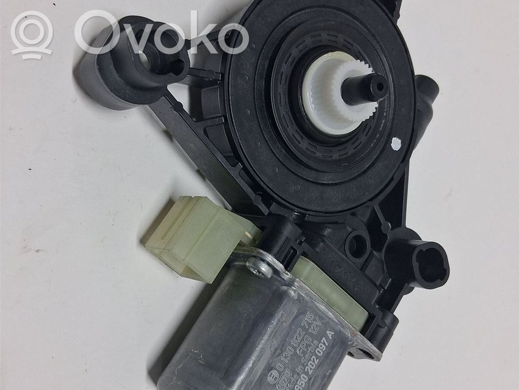 Skoda Octavia Mk4 Alzacristalli della portiera anteriore con motorino 
