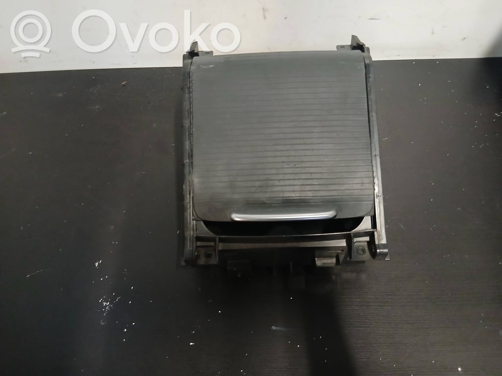 Volvo V70 Puodelių laikiklis (priekyje) 