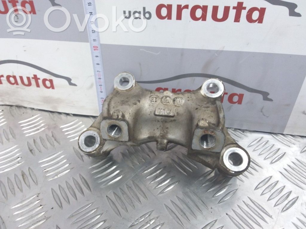 Honda CR-V Engine mounting bracket 