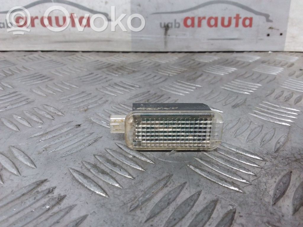 Audi Q3 8U Luz interna puerta trasera 