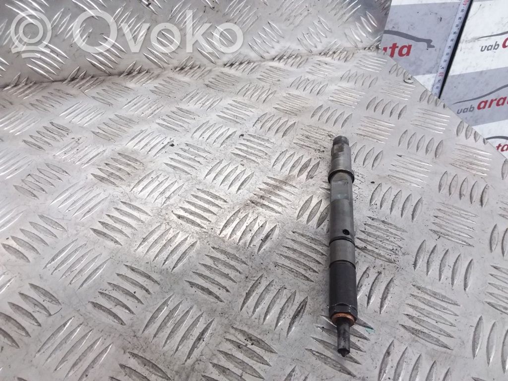 Audi A6 S6 C5 4B Fuel injector 