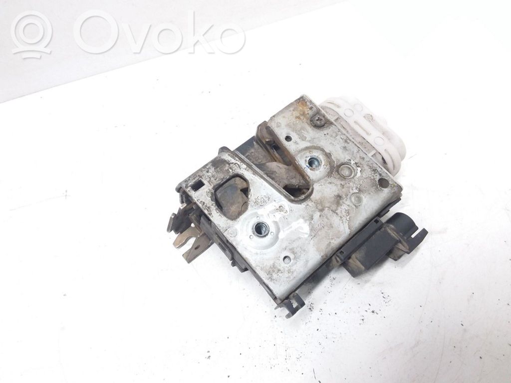 Audi A4 S4 B5 8D Priekšpusē slēdzene 