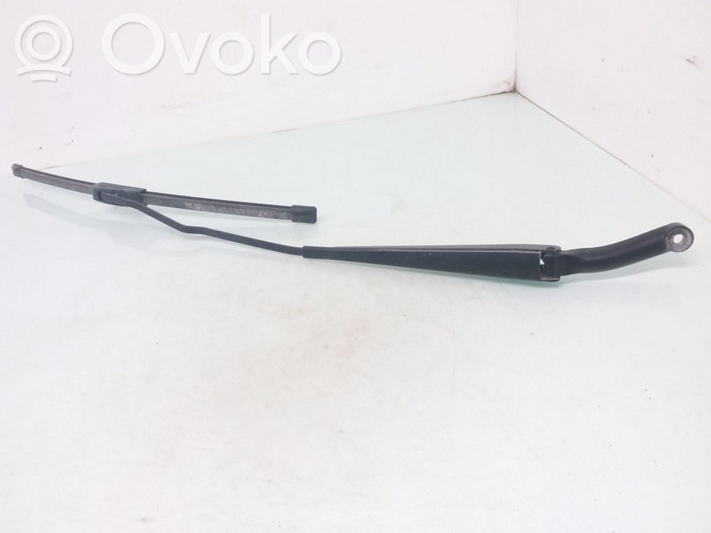 Volvo XC70 Front wiper blade arm 