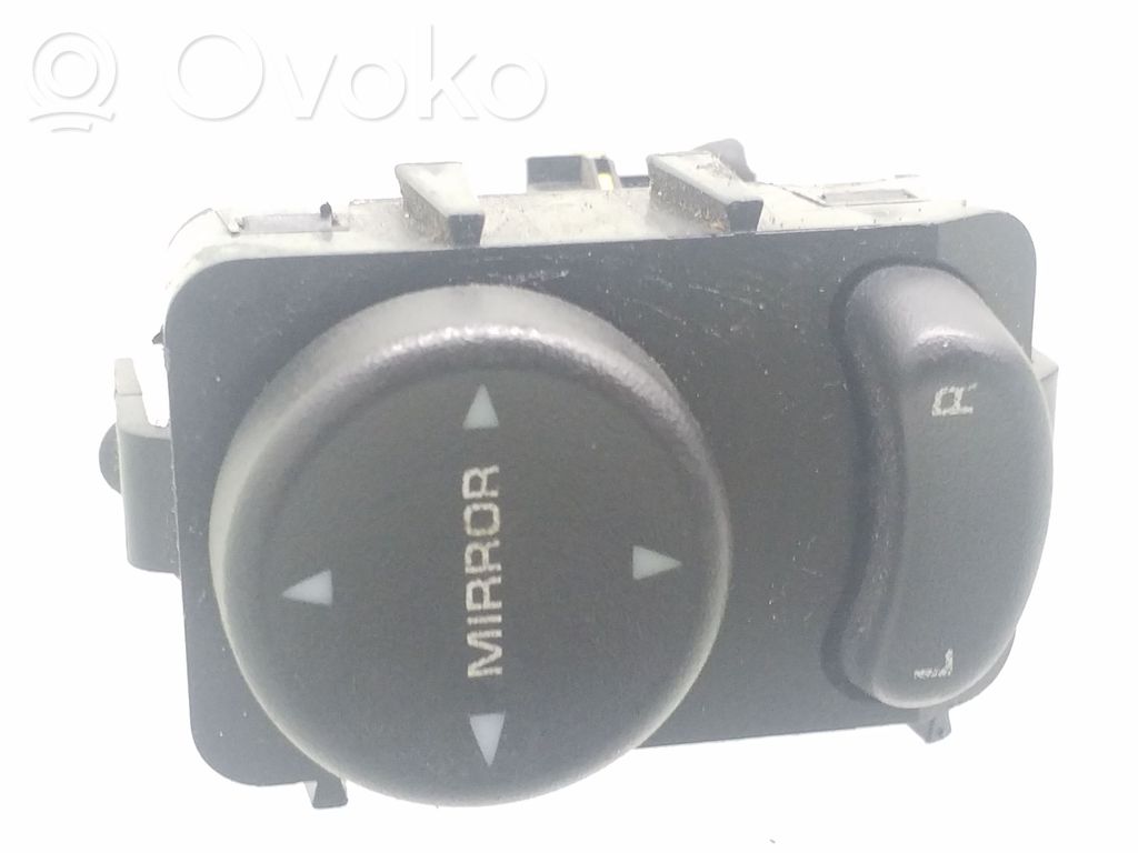 Wing mirror switch   D2337A