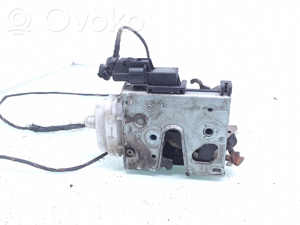 Audi A4 S4 B5 8D Priekšpusē slēdzene 