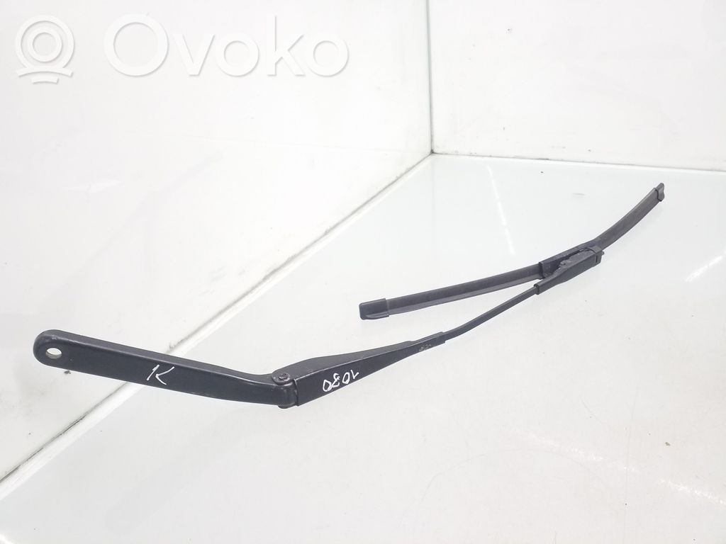 BMW 1 E81 E87 Front wiper blade arm 