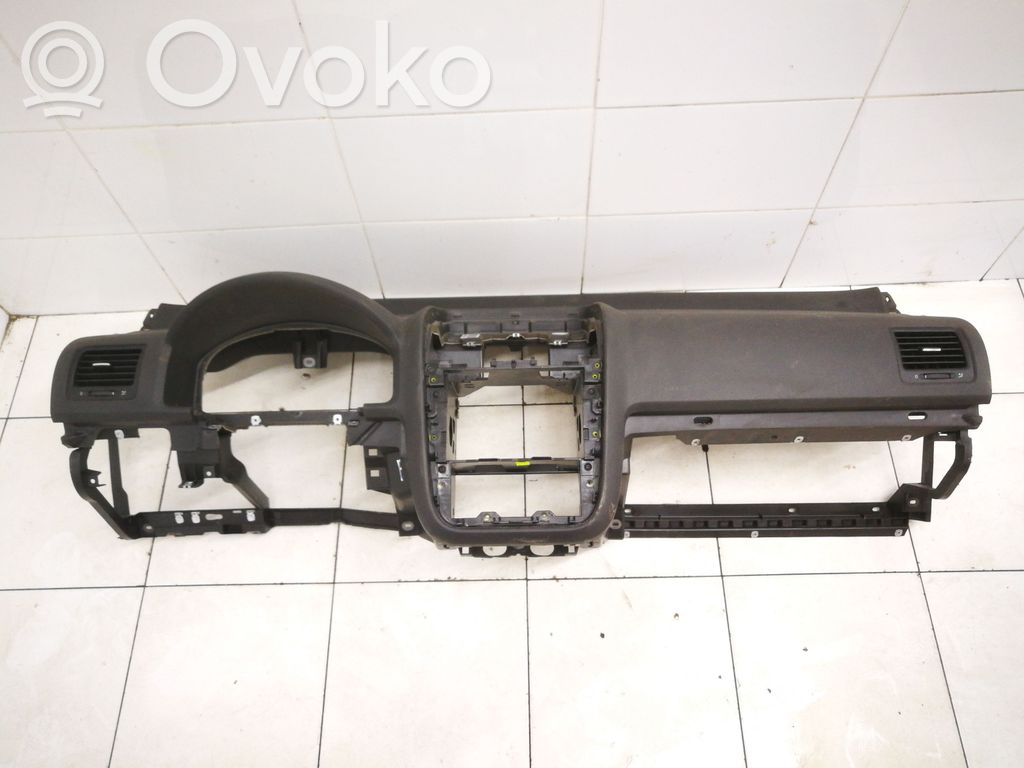 Volkswagen Golf V Dashboard 