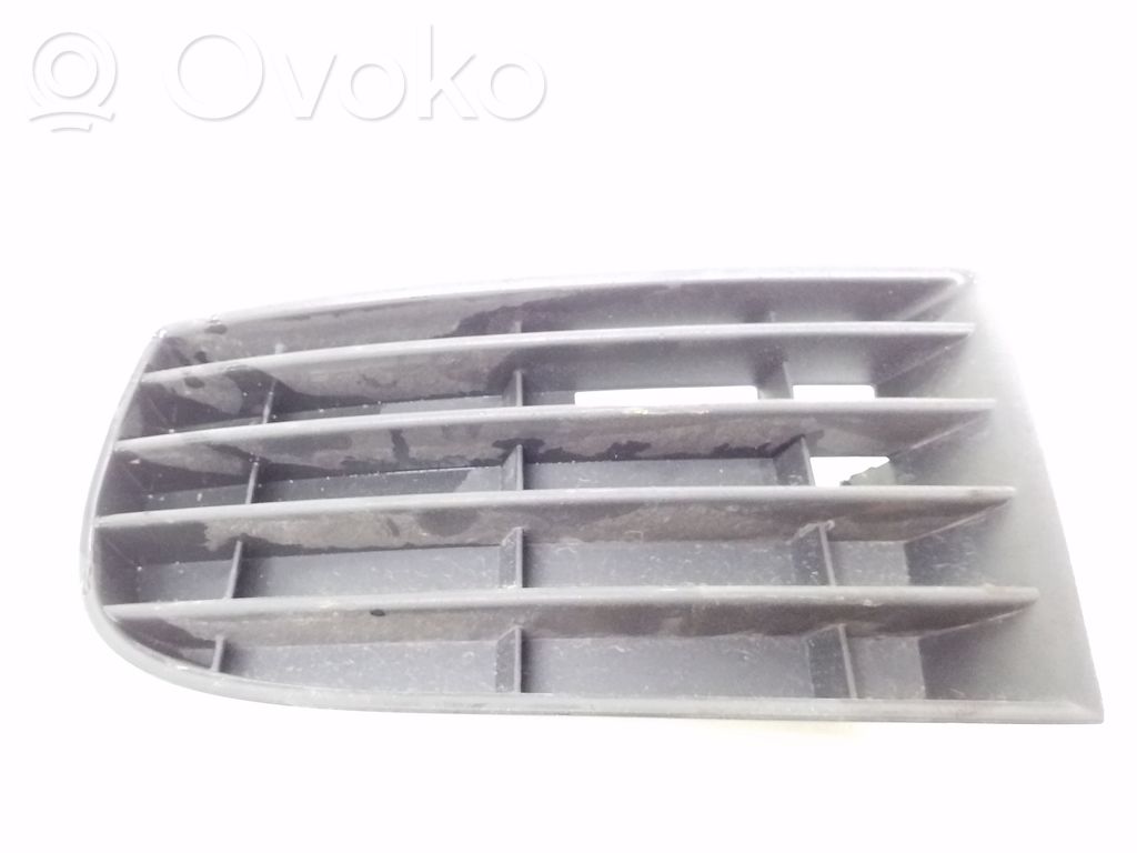 Volkswagen Golf V Grille inférieure de pare-chocs avant 