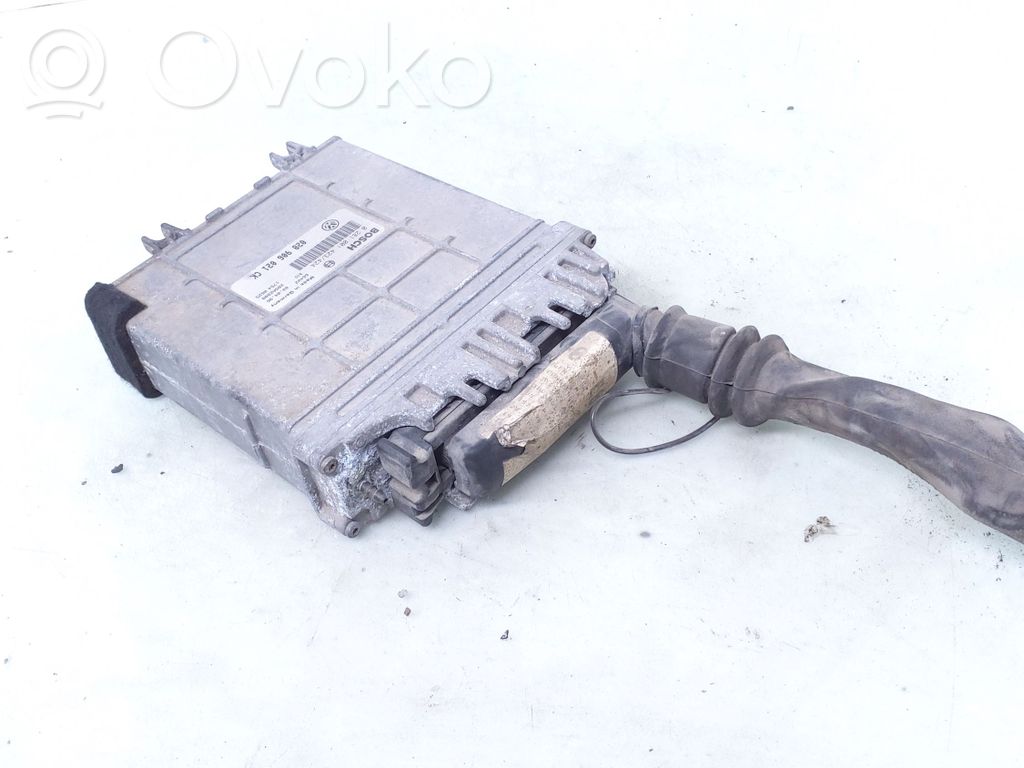 Volkswagen PASSAT B4 Engine control unit/module 