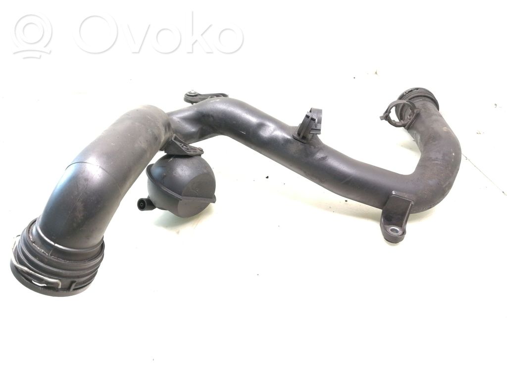 Volkswagen PASSAT B6 Tube d'admission de tuyau de refroidisseur intermédiaire