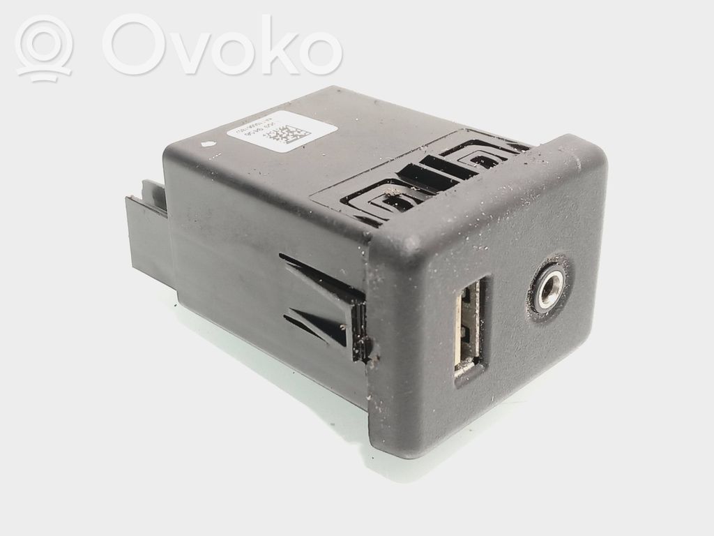 Opel Astra K Enchufe conector entrada auxiliar 