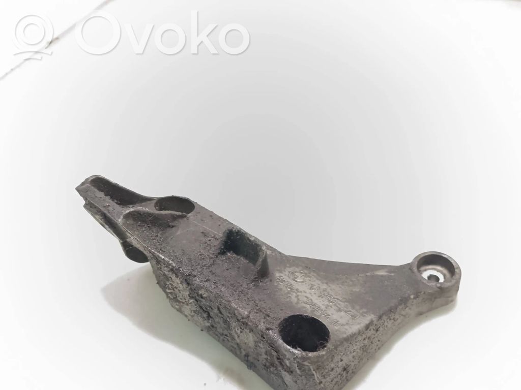 Engine mounting bracket   6750441,13807410,65762