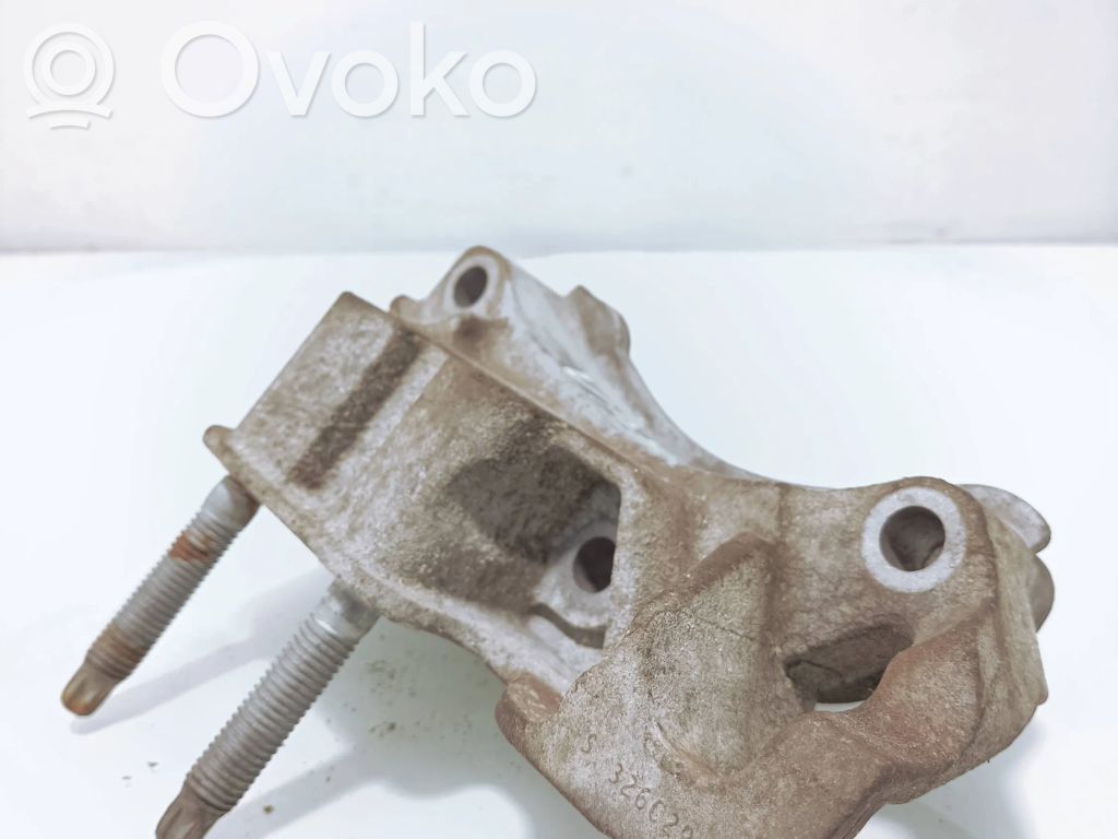 Ford Focus Engine mounting bracket 