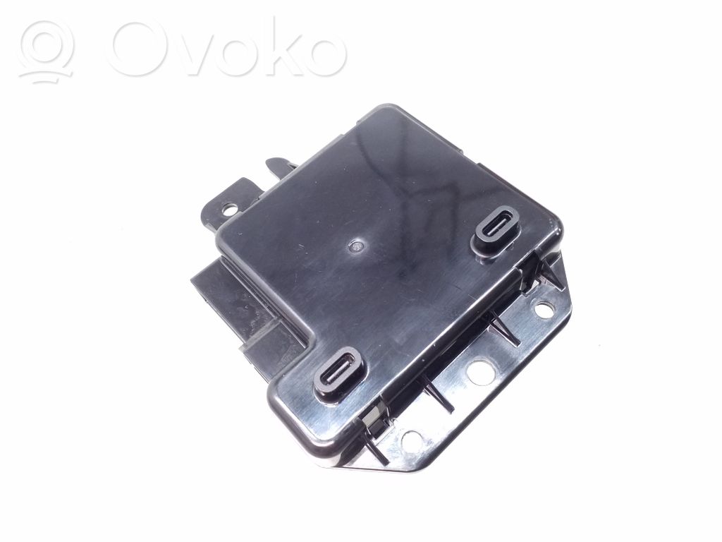 Tesla Model Y USB-pistokeliitin 