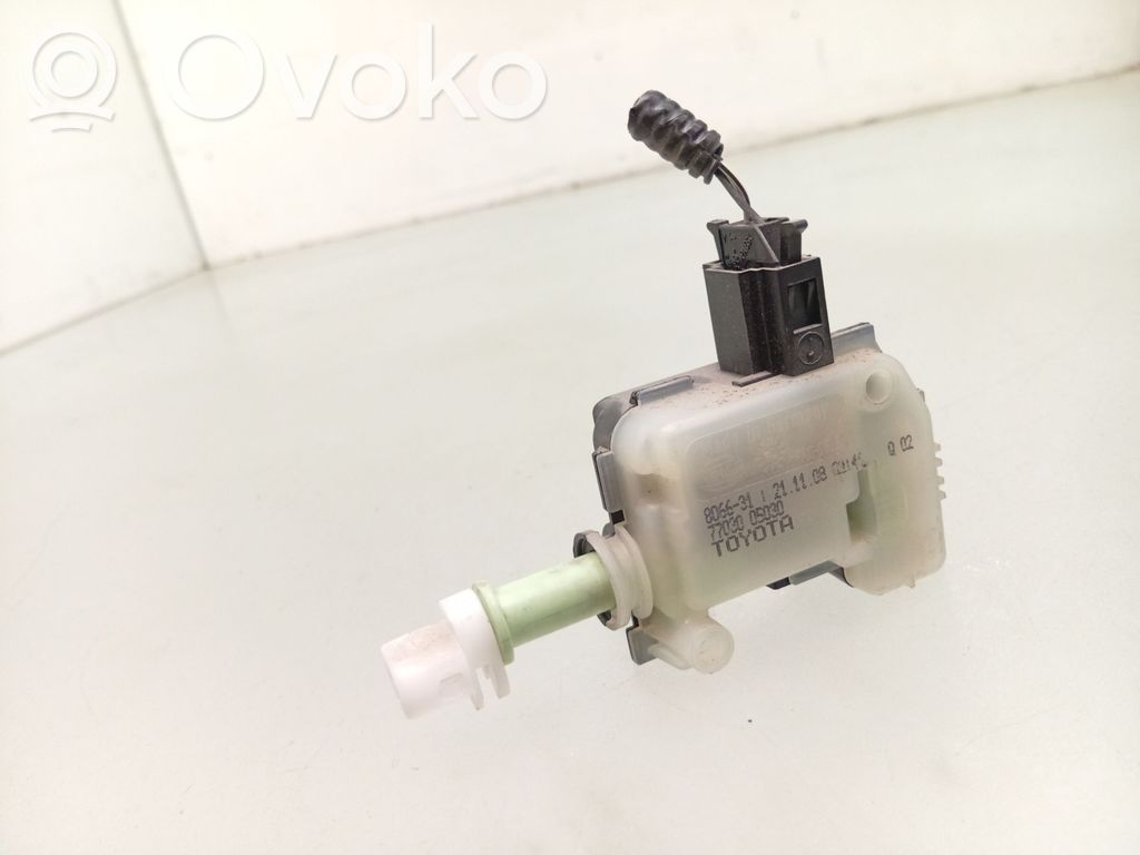 Toyota Avensis T270 Motorino del tappo del serbatoio del carburante 
