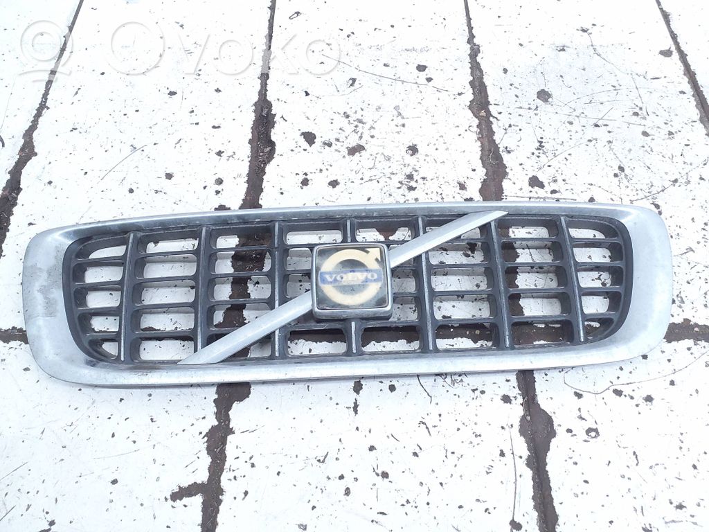 Volvo V70 Etupuskurin ylempi jäähdytinsäleikkö 