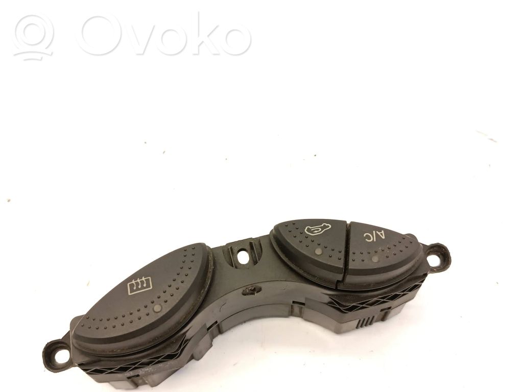 Windscreen/window heater switch   19A945