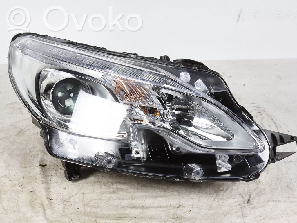 Peugeot 2008 I Lampa przednia 