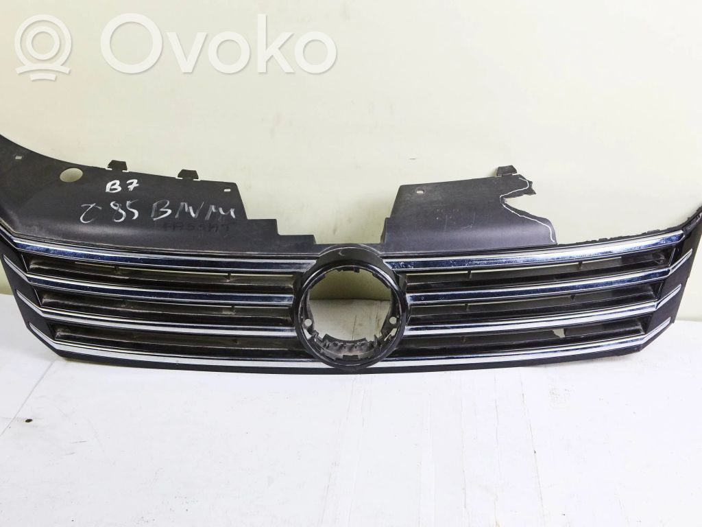 Volkswagen PASSAT B7 Etupuskurin ylempi jäähdytinsäleikkö 