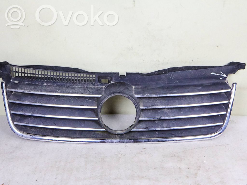 Volkswagen PASSAT B5.5 Maskownica / Grill / Atrapa górna chłodnicy 