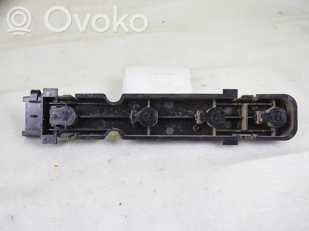 Ford Transit Takavalon polttimon suojan pidike 