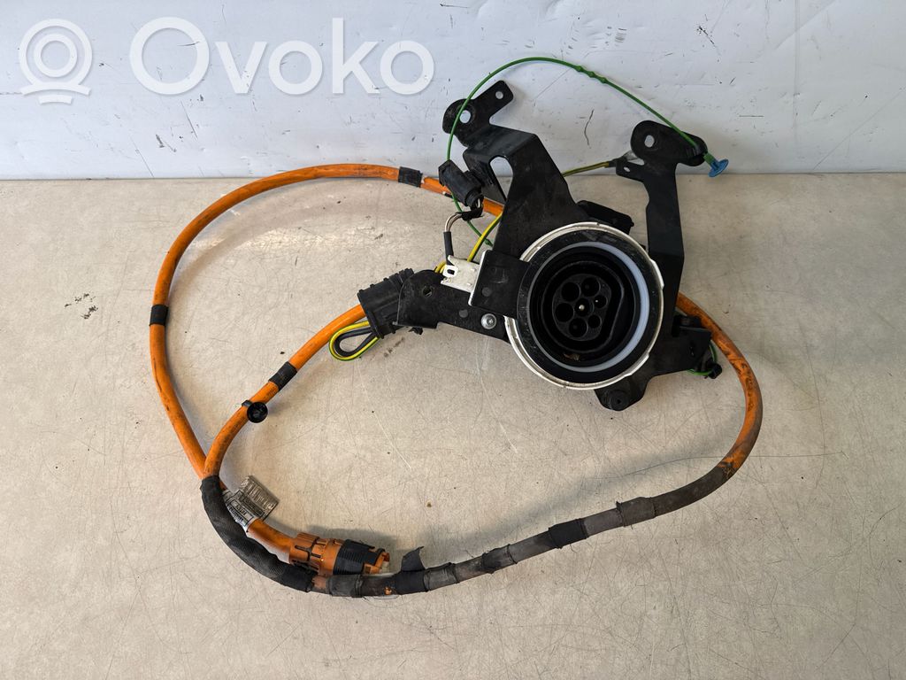 BMW X5 F15 Sähköauton latauspistoke 